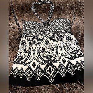 Flowy fashionable tie behind the neck top.